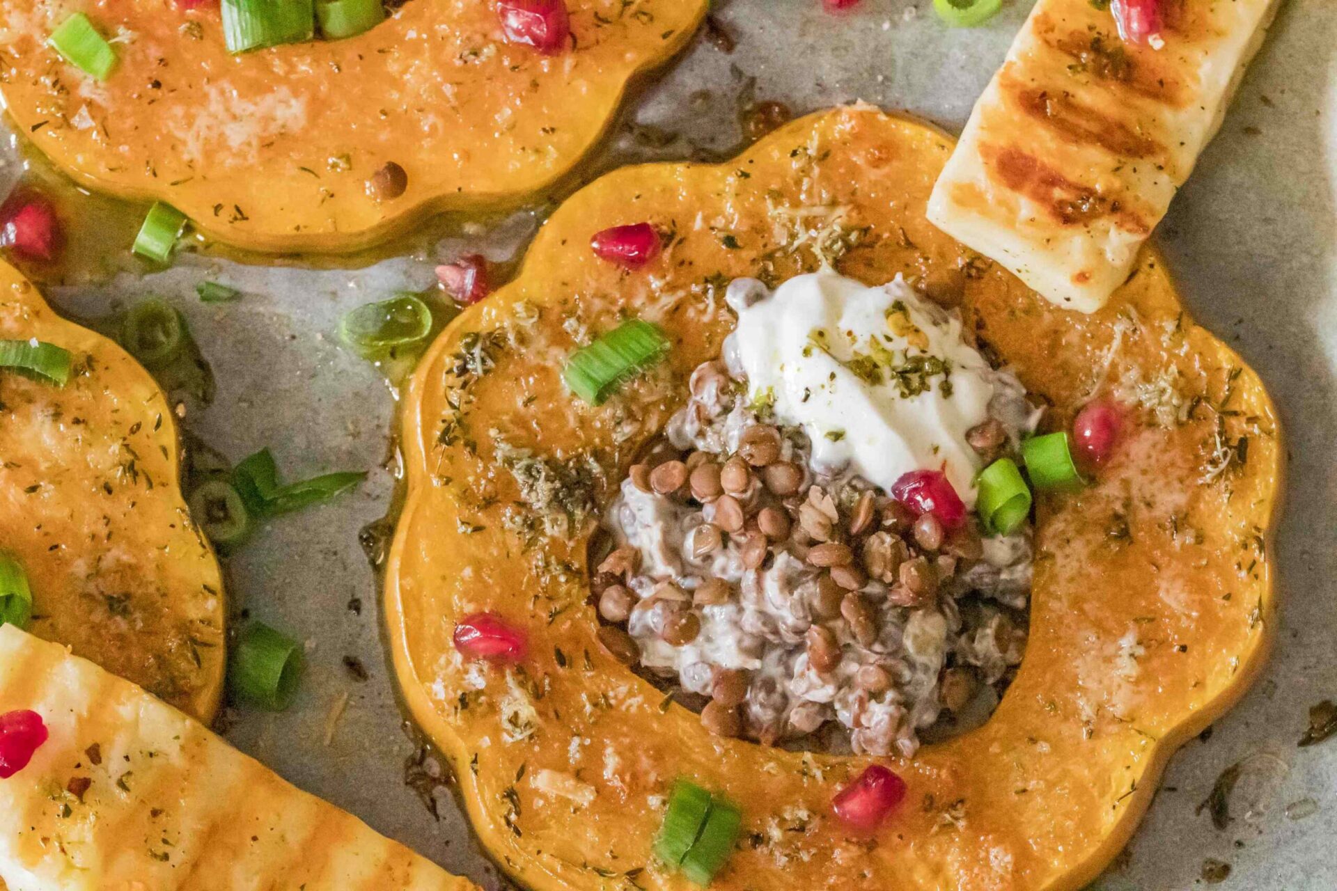 Geroosterde pompoen met linzen & kruidenyoghurt